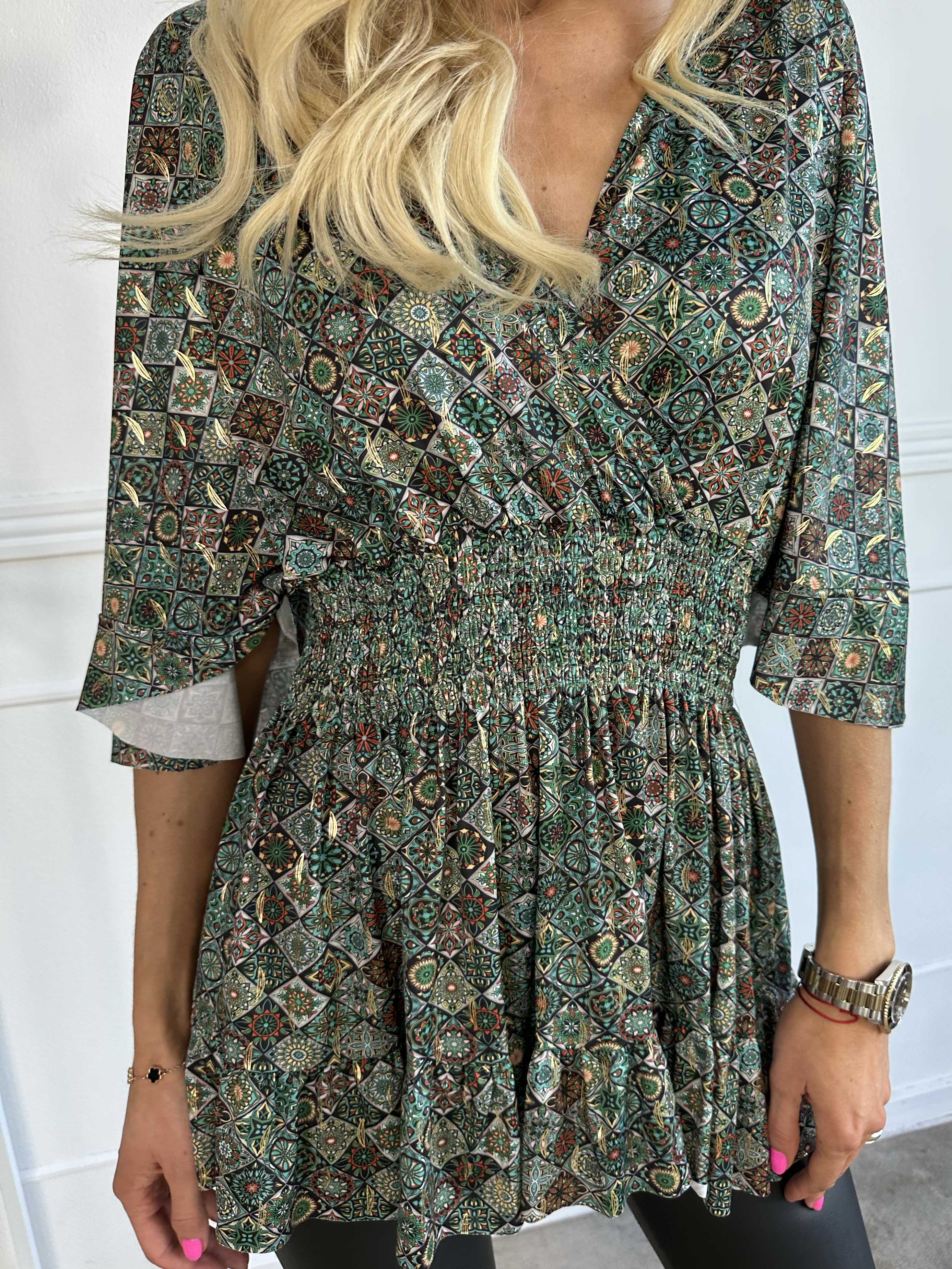 Pamela Mosaic Shirt - Elastisk tunika med smock og flæser